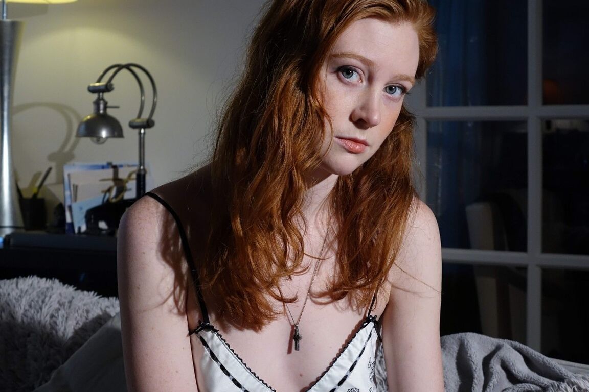 16P A ruiva natural Nathalie Lawson expõe um seio enquanto usava lingerie