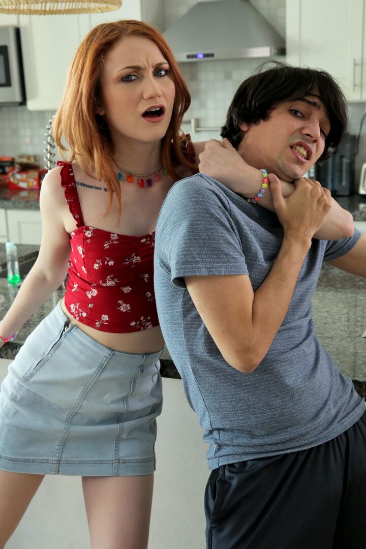 16P A jovem ruiva Scarlet Skies seduz seu meio-irmão durante o café da manhã