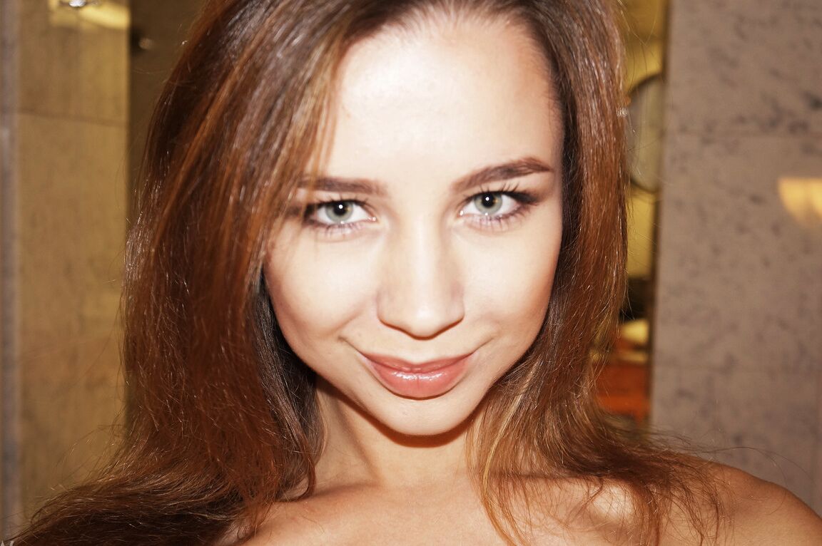 21P La jeune coquine Mia Y prend des selfies d'elle-même en se déshabillant et en posant.