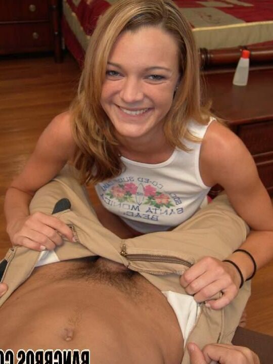 17P A jovem loira Chrissy mostra seus peitos pequenos para dar uma punheta POV escaldante