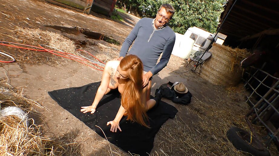 16P Estrela pornográfica europeia ruiva dando BJ durante sexo hardcore ao ar livre 69