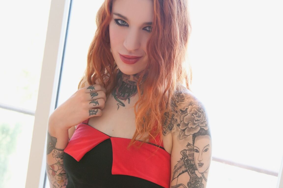 14P A ruiva tatuada Mabel expondo seus peitos bonitos e dedilhando sua vulva magra