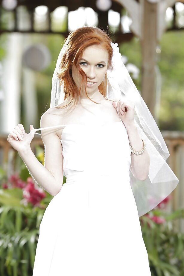 16P Adolescente ruiva Dolly Little tirando o vestido de noiva ao ar livre