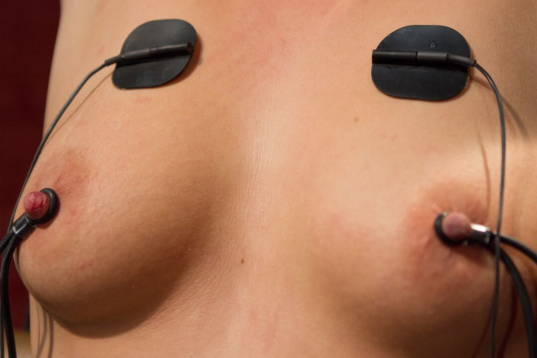 17P Dominatrix Maitresse Madeline Marlowe makes Dahlia Sky scream with tens unit
