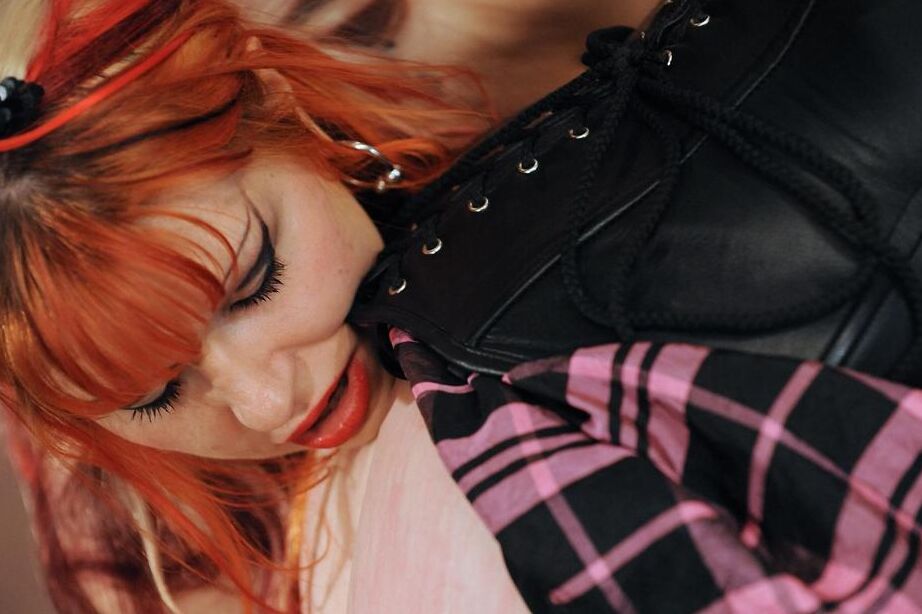 16P Redhead Domme remove sua escrava da caixa de escravidão para masturbá-la