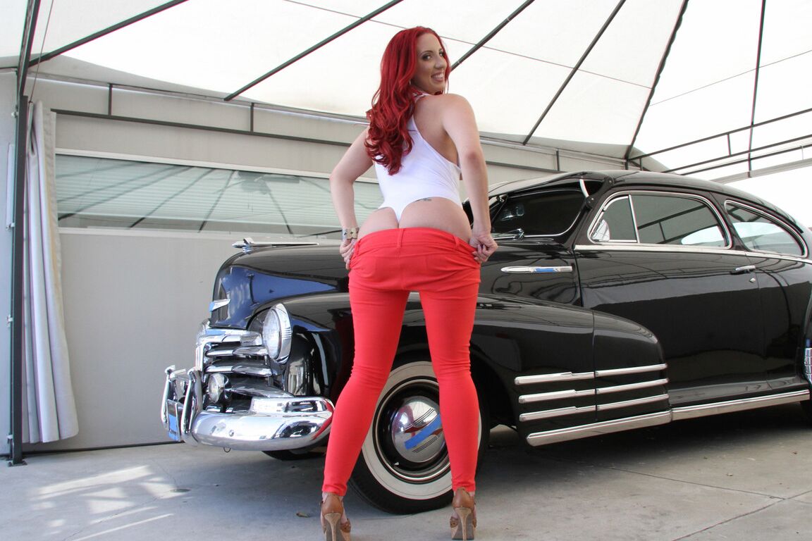 21P Ruiva peituda MILF Kelly Divine mostra sua bunda e peitos em ação solo