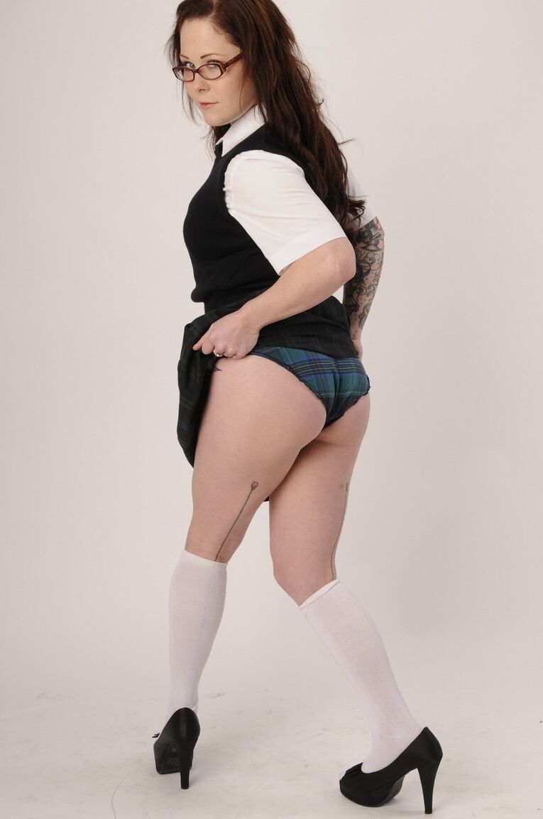 20P La traviesa joven con gafas Misti Dawn se desnuda y expone sus tetas naturales