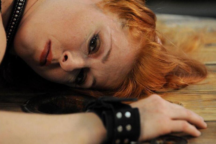 16P Mulher ruiva contida é obrigada a realizar atos sexuais excêntricos por sua namorada sapatão