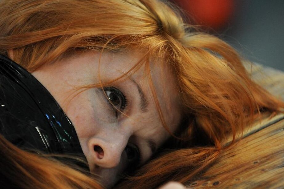 16P Mulher ruiva contida é obrigada a realizar atos sexuais excêntricos por sua namorada sapatão
