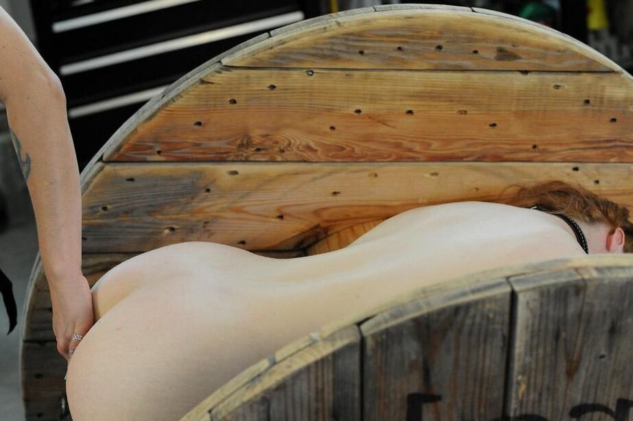 16P Mulher ruiva contida é obrigada a realizar atos sexuais excêntricos por sua namorada sapatão