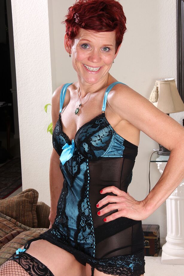15P Suzy Stanton, rousse âgée, enlève sa lingerie pour caresser sa chatte chauve sur le canapé