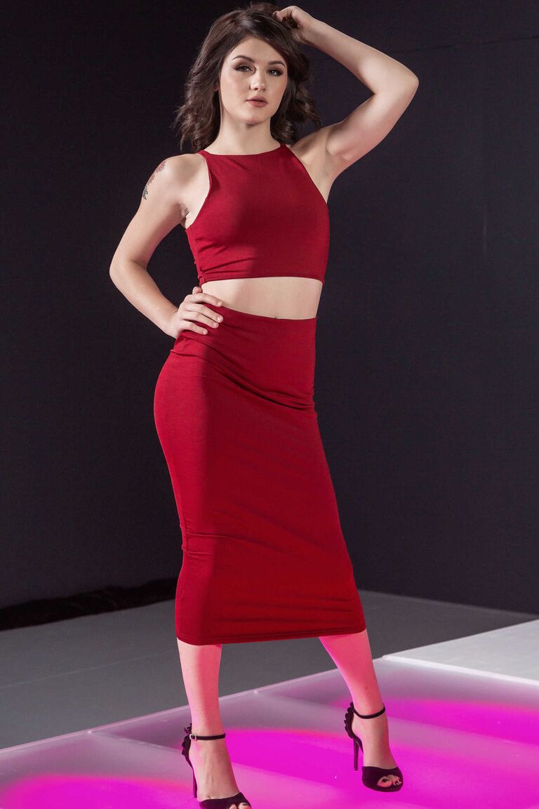 21P La sexy Anny Aurora enlève sa robe rouge et exhibe son adorable cul.
