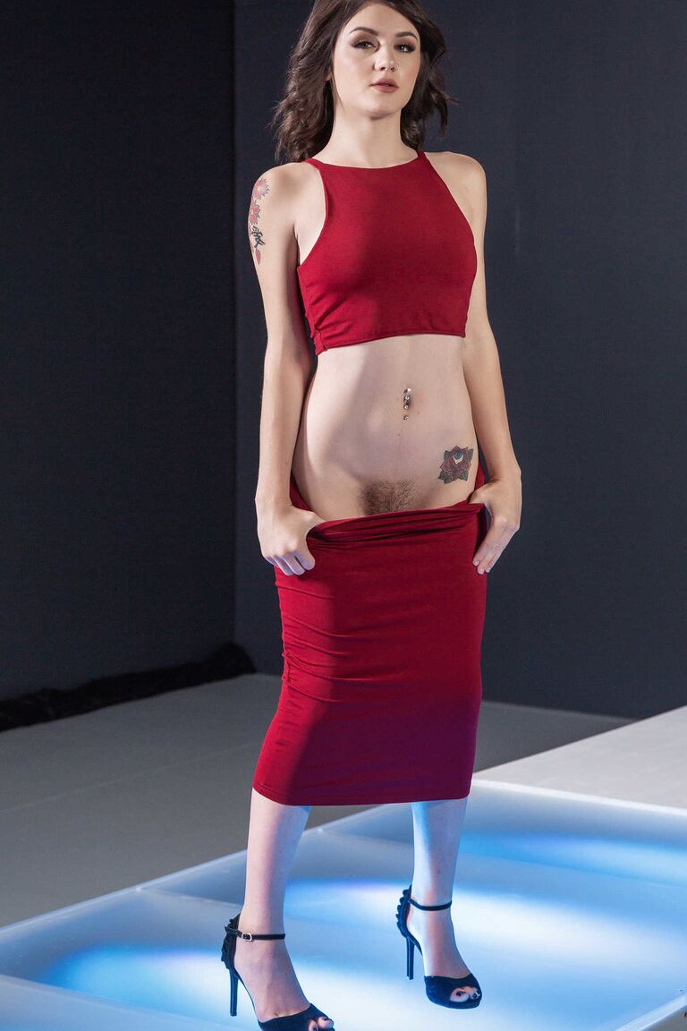 21P La sexy Anny Aurora enlève sa robe rouge et exhibe son adorable cul.