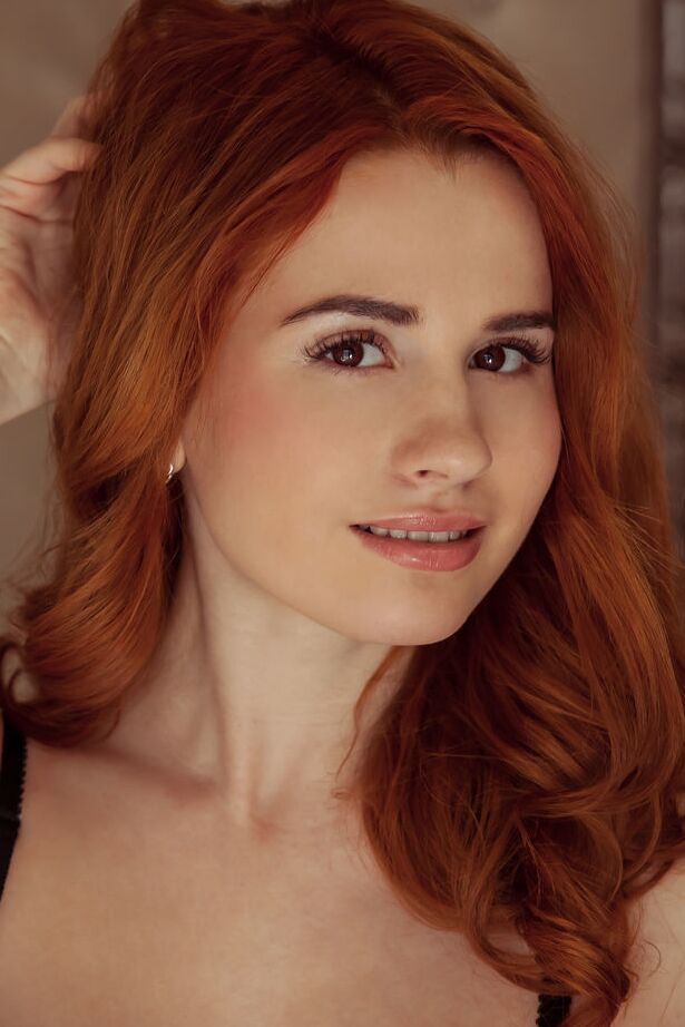 18P A ruiva sexy Nicole La Cray levanta suas longas pernas para descobrir sua buceta raspada