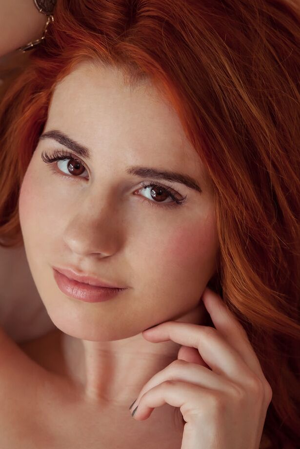 18P A ruiva sexy Nicole La Cray levanta suas longas pernas para descobrir sua buceta raspada