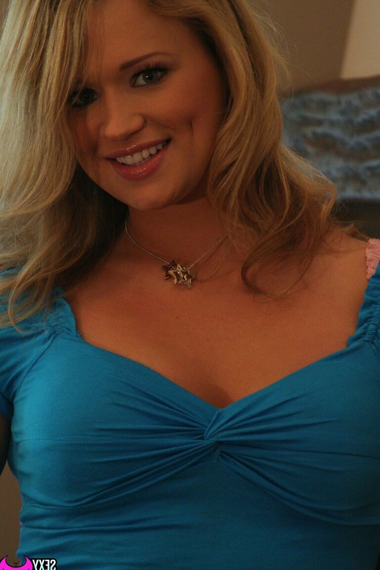 21P La MILF rubia Heather Starlet disfruta de un trío lésbico caliente con hermosas damas