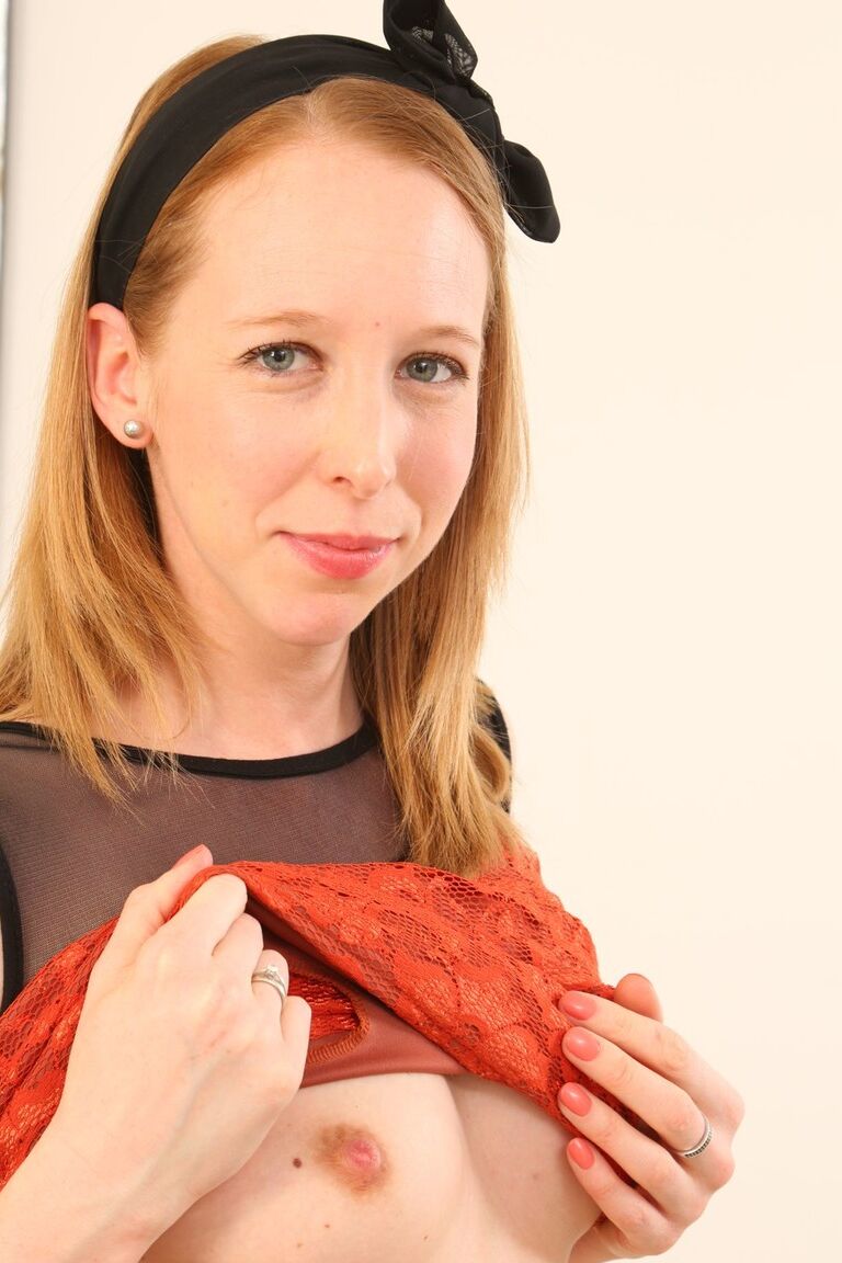 21P Charlotte V, jeune maigre, pose seins nus dans de séduisants collants transparents.