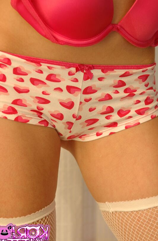 12P La pelirroja natural Korina Bliss se cubre las tetas desnudas con unas lindas bragas