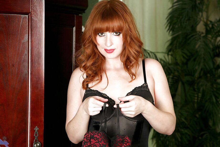 16P A ruiva madura Amber Dawn usa lingerie bonita durante sua masturbação