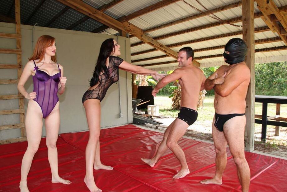 15P Femdoms vestidas con lencería Alexis Grace
