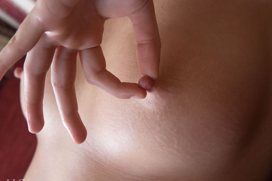 16P La joven pelirroja Genie Agila posa totalmente desnuda y despreocupada
