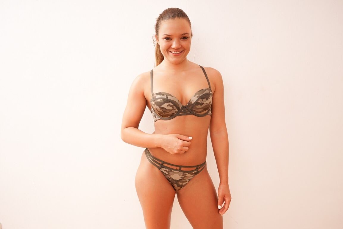 15P Fit girl Cherry Candy fléchit ses muscles avant de souffler Porno Dan