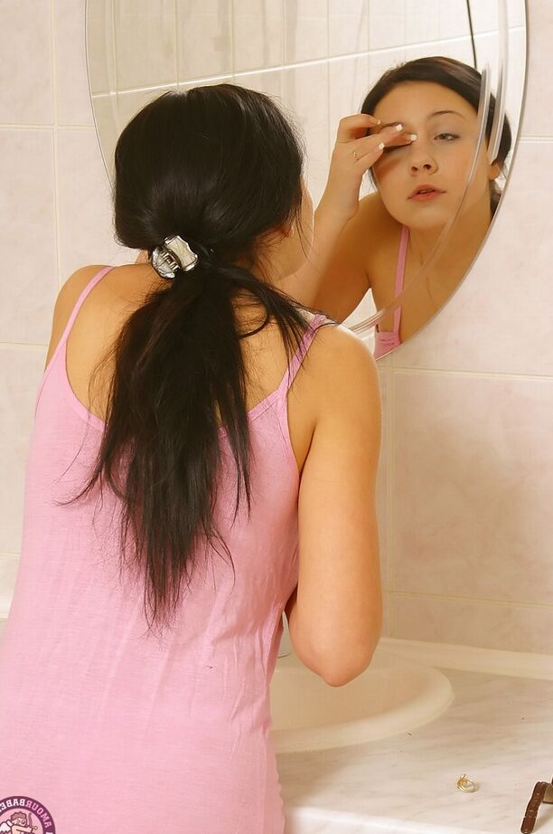 16P La morena amateur Belinda se afeita el coño mientras está en el baño