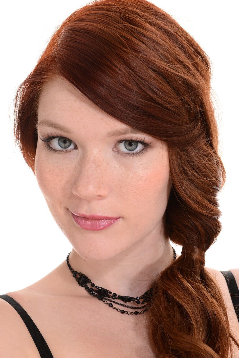 15P La rousse naturelle Mia Sollis enlève sa lingerie sexy pour poser nue en bas