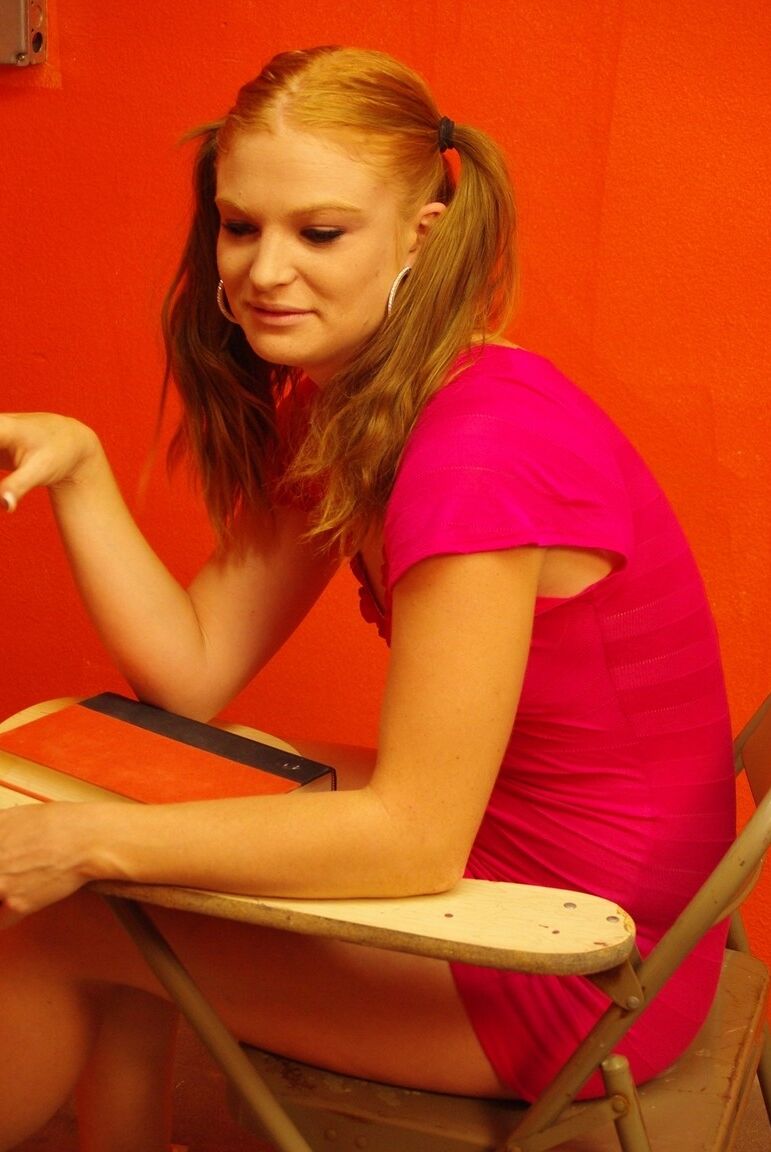 17P La adorable jovencita Ginger Babi es embestida por un asiático en el aula