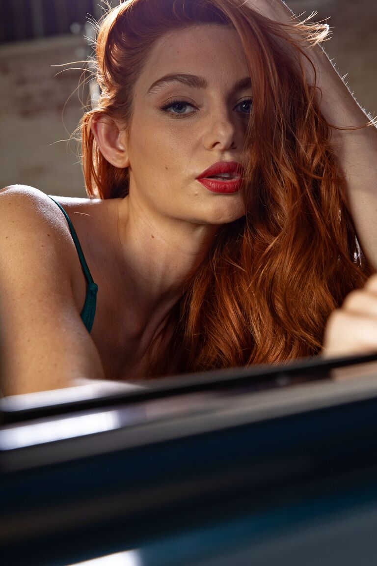 21P Ginger Teen Lacy Lennon reitet in einem Cadillac auf einer großen schwarzen Fleischstange