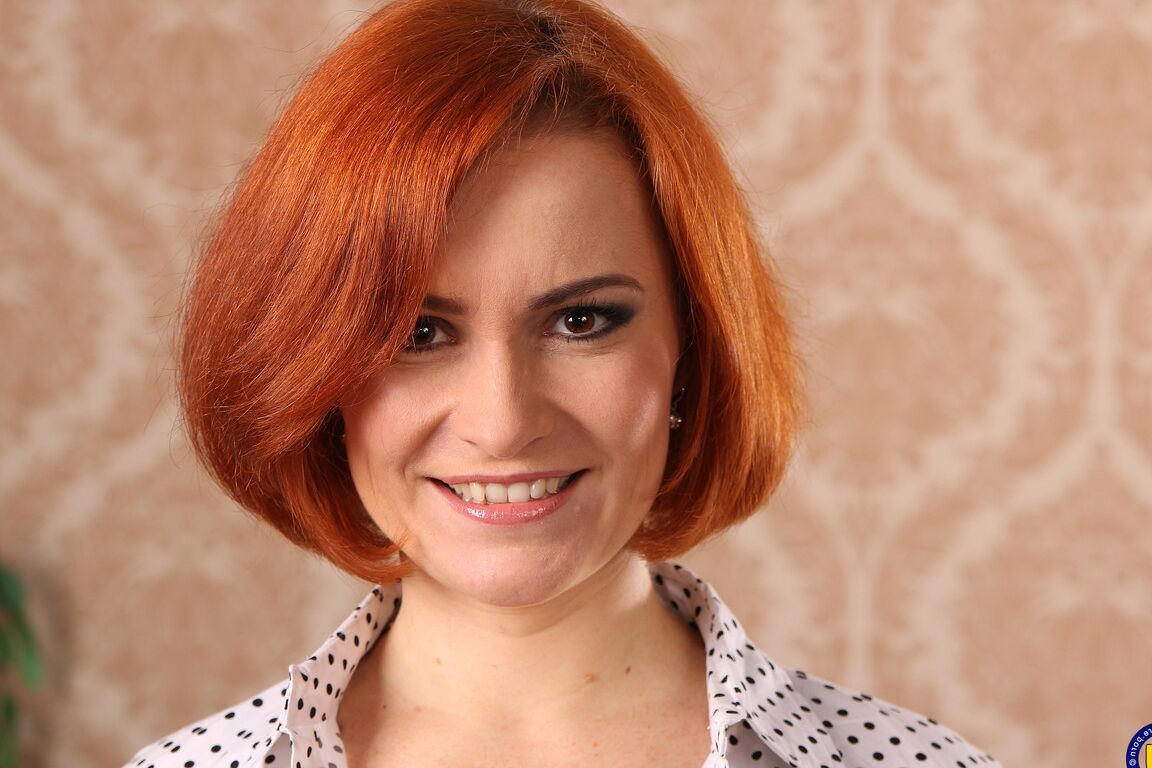 21P A mãe ruiva Sylvana C revela seu corpo magnífico e se dedilha