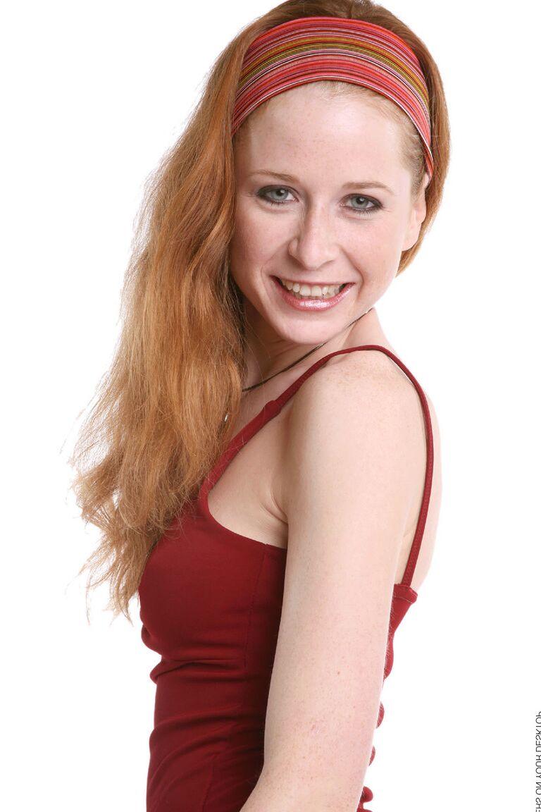 15P Smiley Ginger Lucie T montre sa chatte rasée et ses seins chauds