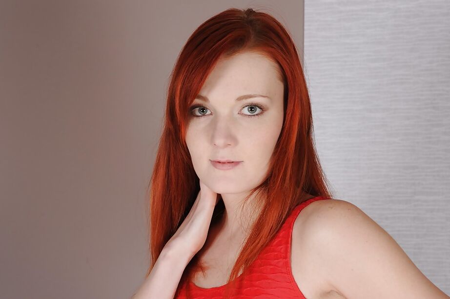 16P Ruiva natural solo menina Maggies correndo brinquedo sexual frisado entre os lábios dos lábios