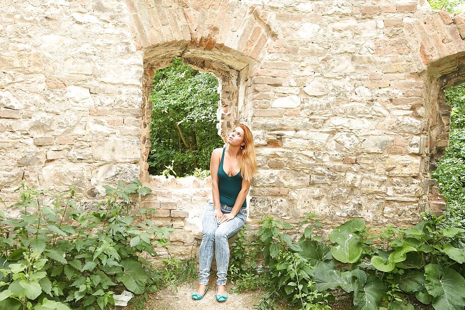 16P La joven europea Chrissy Fox se desnuda para masturbarse el coño adolescente