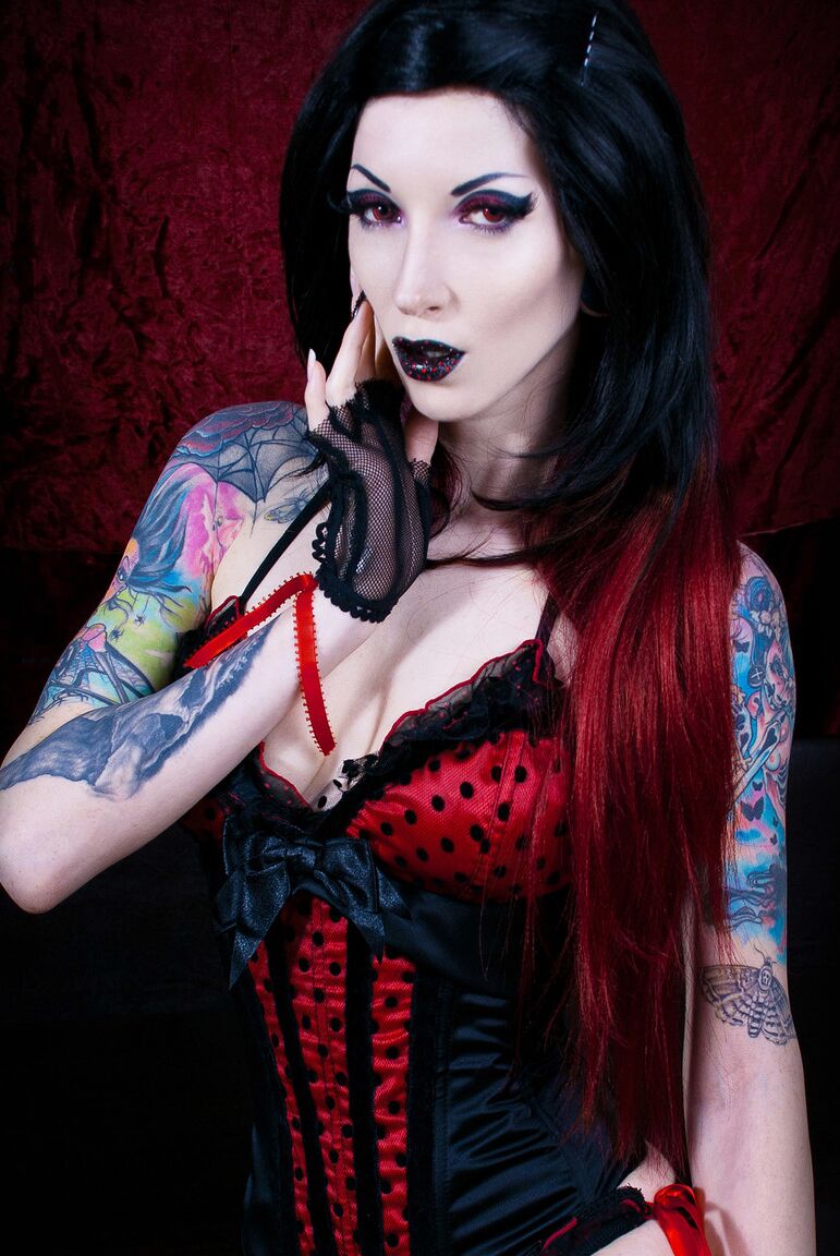 15P Top Goth model Razor Candi strikes great poses in solo action