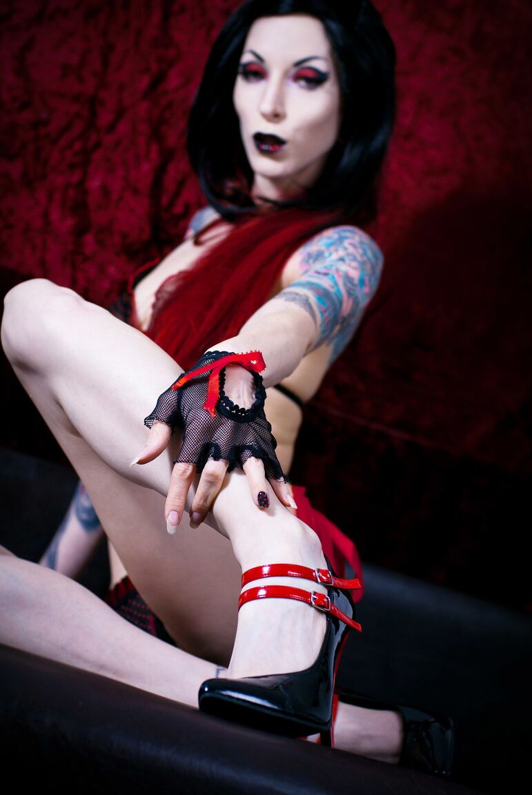 15P Top Goth model Razor Candi strikes great poses in solo action