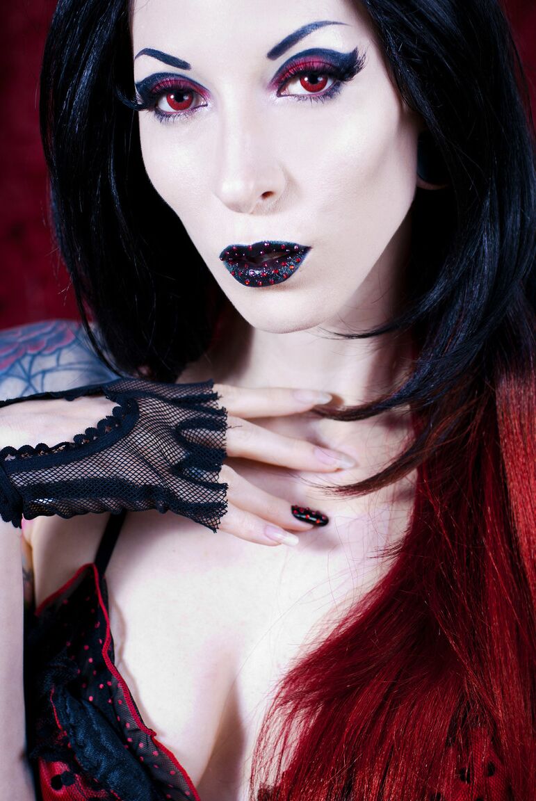15P Top Goth model Razor Candi strikes great poses in solo action