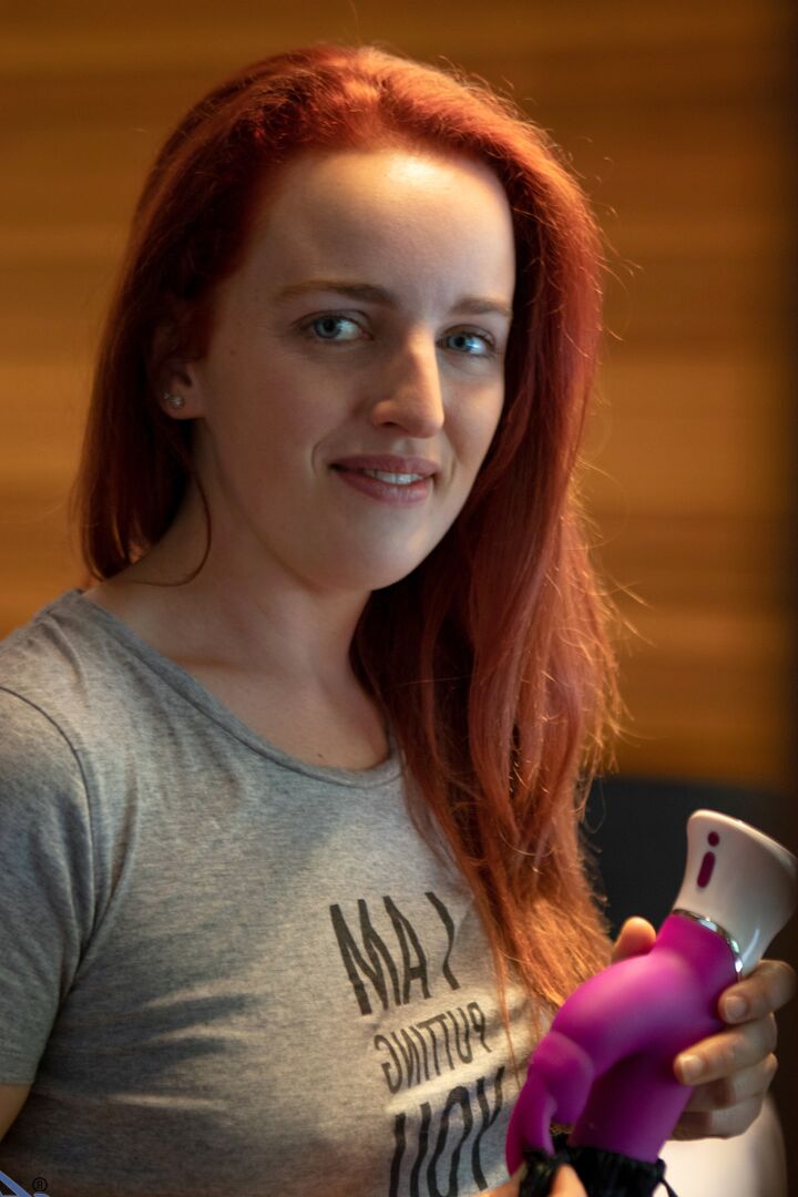 16P アマチュア赤毛チャーリー・フォードが服を脱いだ後バイブレーターでオナニー