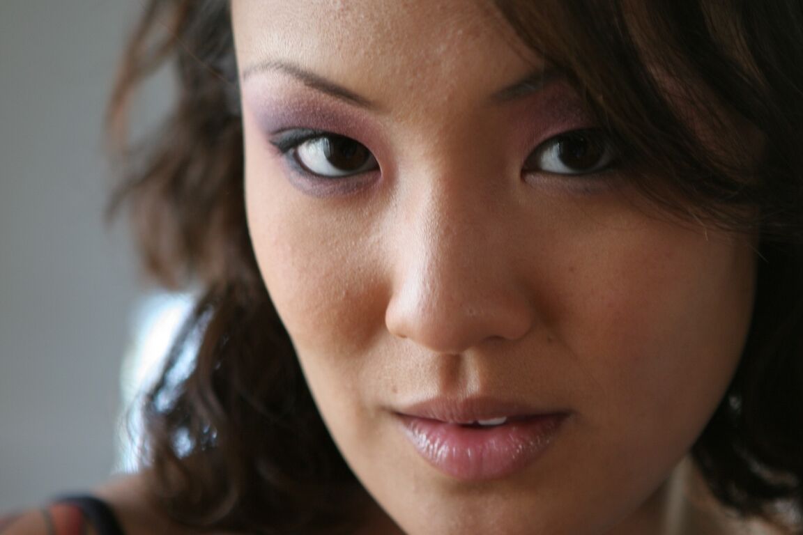 16P Estrella porno asiática tatuada jugando con algunos juguetes sexuales pervertidos