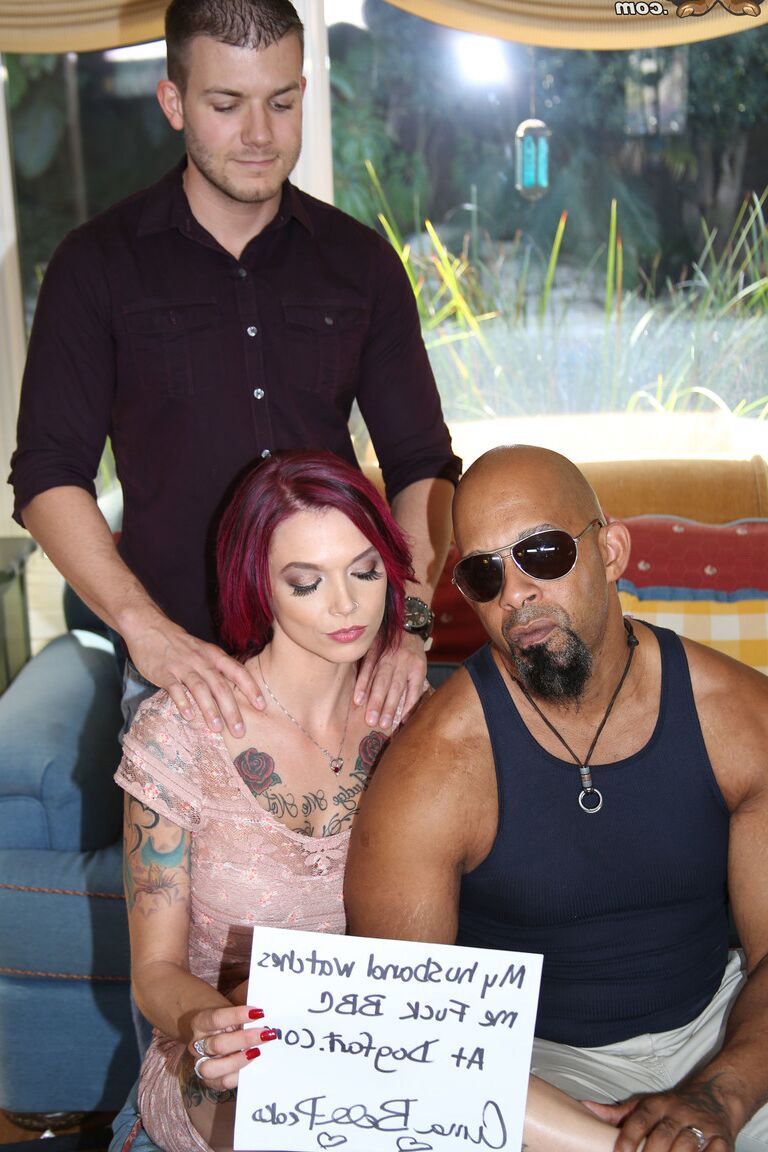21P Peituda tatuada MILF Anna Bell Peaks é fodida por um enorme galo negro