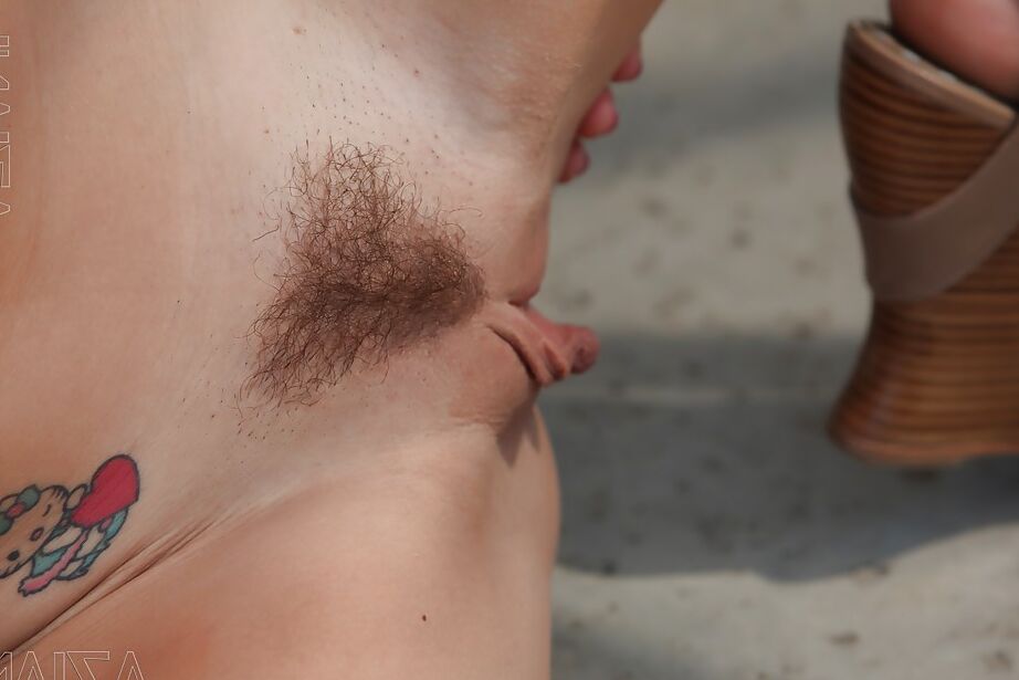 15P Esta adorável MILF madura Monique espalhando sua buceta peluda