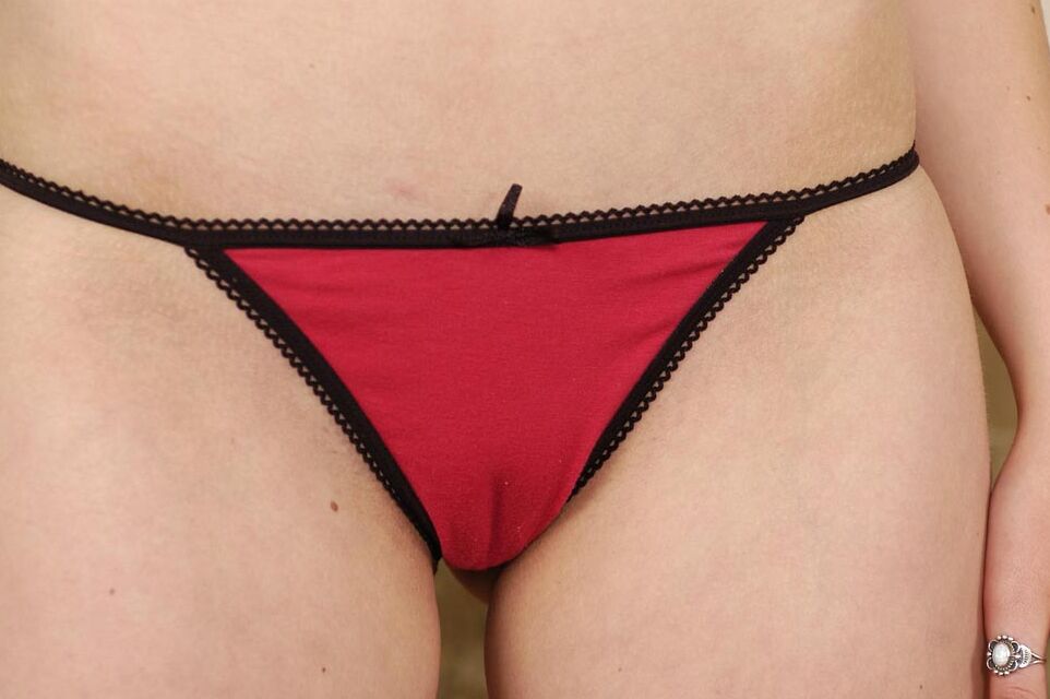 16P La pelirroja amateur Tinka juega con su coño durante su primera aparición desnuda