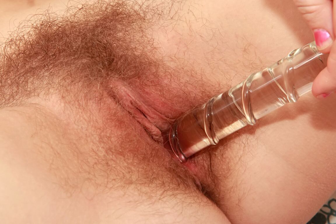 17P Checa pelirroja de tetas naturales Benji juega con su vagina peluda