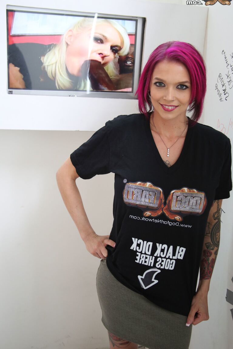 17P Anna Bell Peaks, une MILF en chaleur, vante ses tatouages