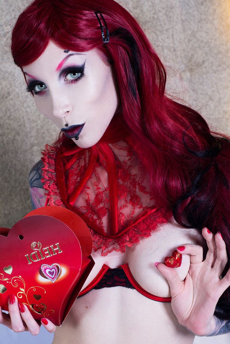 15P Goth model Razor Candi toys her pussy during a Valentine's day spread