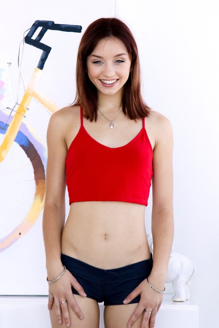 15P Petite feminina Aurora Belle libertando a bunda legal do short com meias até o joelho