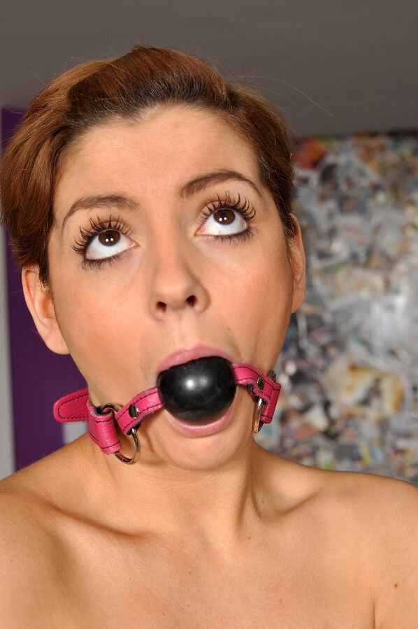 12P Linda perra bondage Alexa desnuda y atada