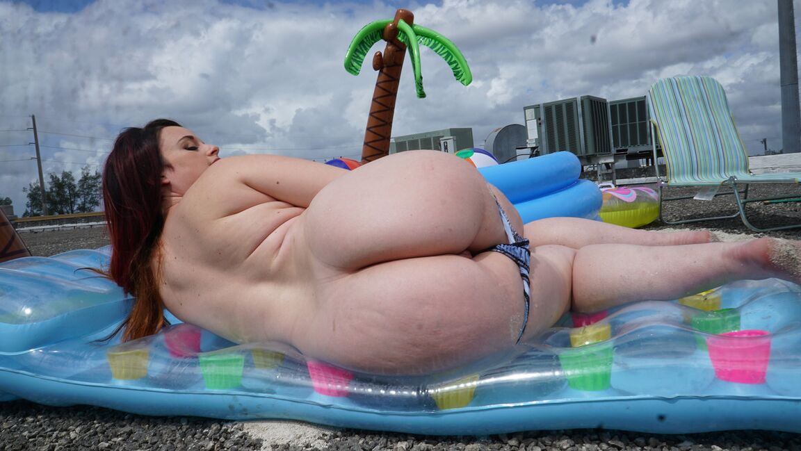 21P Brunette au gros cul Virgo Peridot se fait prendre en levrette par une BBC en extérieur