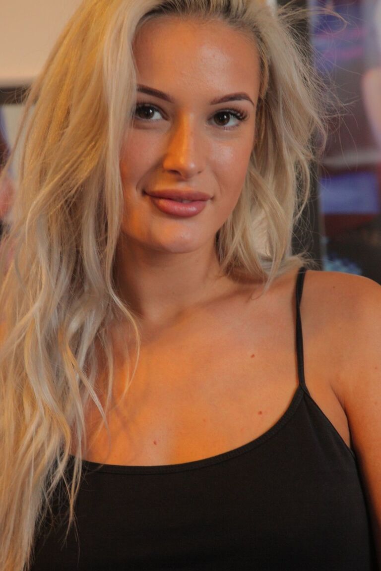 21P All natural babes showing off their attractive bodies at the photoshoot
