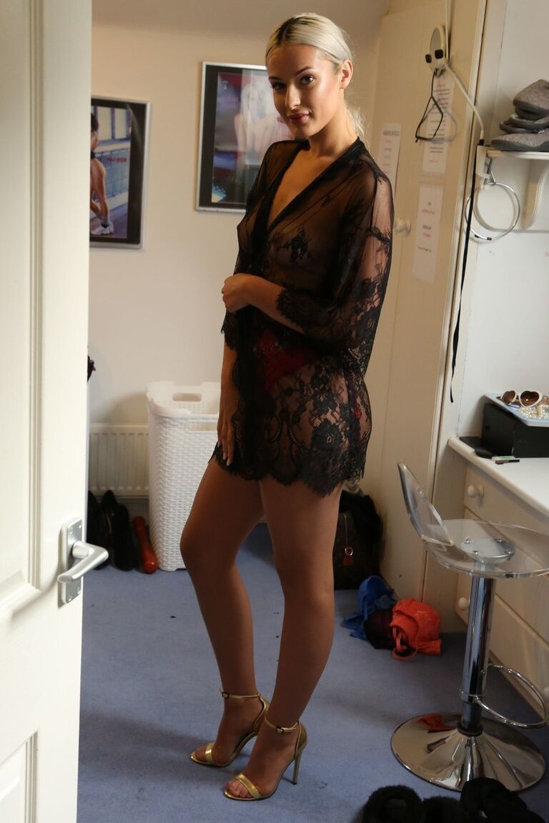 21P All natural babes showing off their attractive bodies at the photoshoot